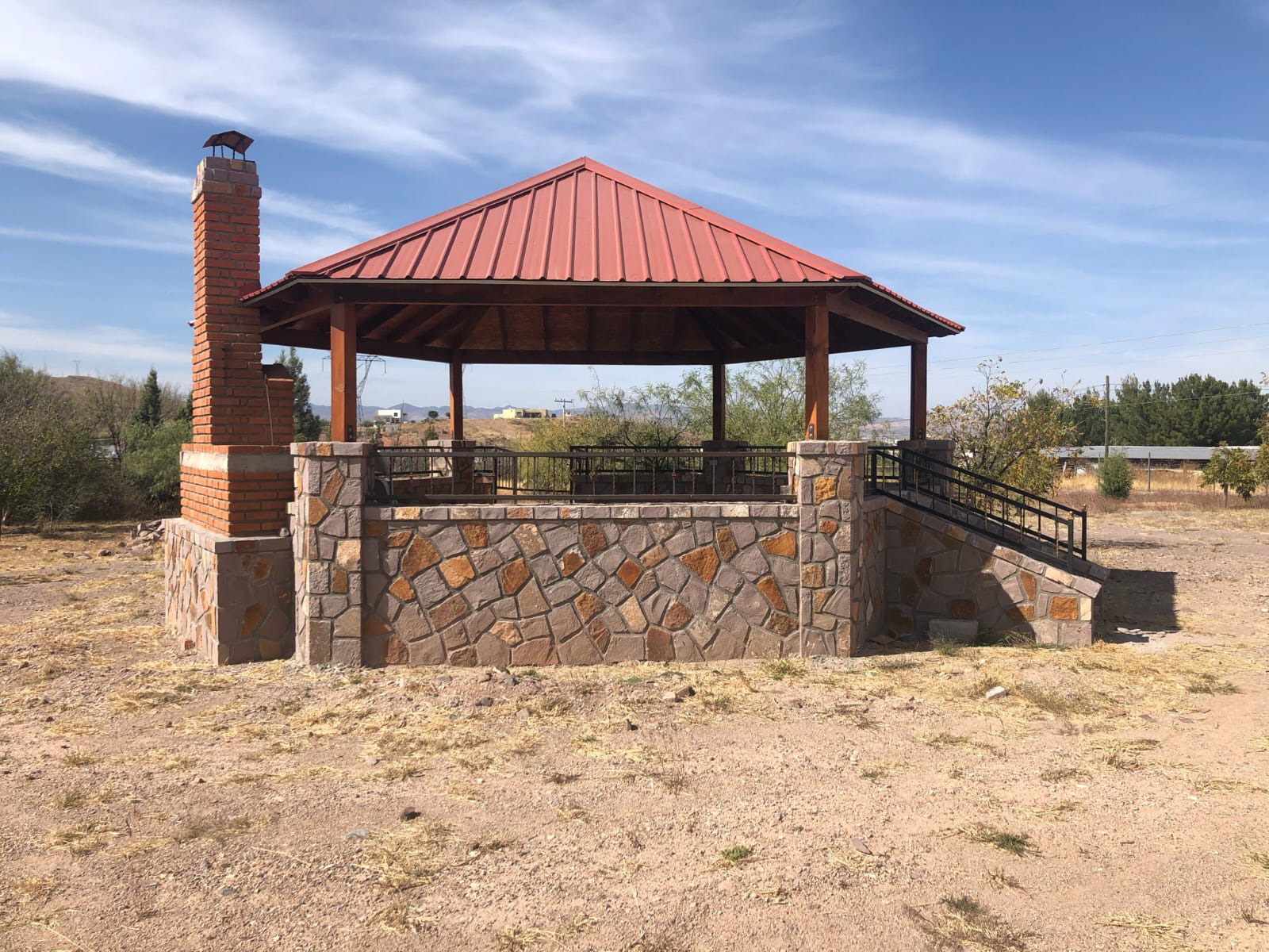 Diseño y Desarrollo de zonas de exteriores, asadores, pergolas, construccion palapa, acabados para granjas terrenos Jardines, Delicias, Cuauhtemoc, Chihuahua en México.